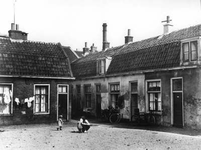 879481 Afbeelding van een moeder met twee kinderen op de Kroonhof in Wijk C te Utrecht.